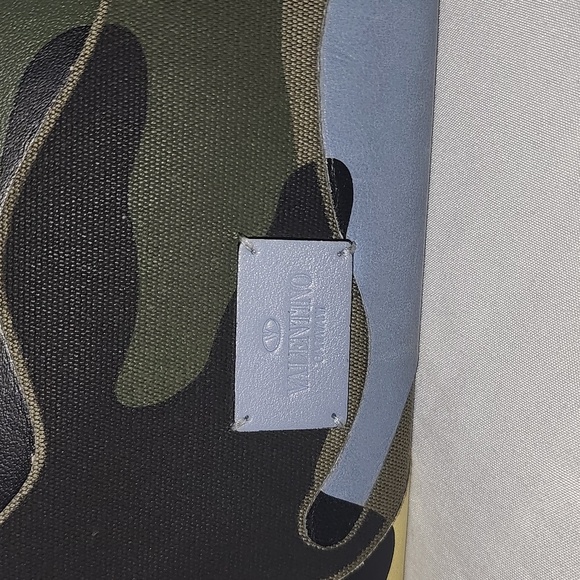 SOLD. Valentino garavani long zipper wallet - Picture 2 of 9